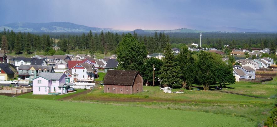 A view of homes with mountains in the background in Cheney, WA